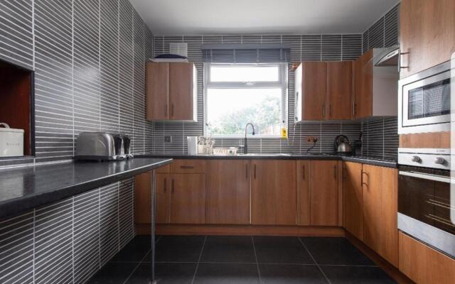 Spacious Bungalow in Romford with parking