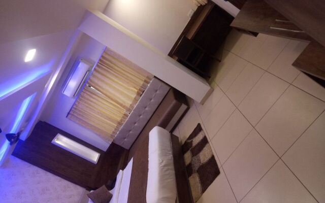 Hotel Devkinandan