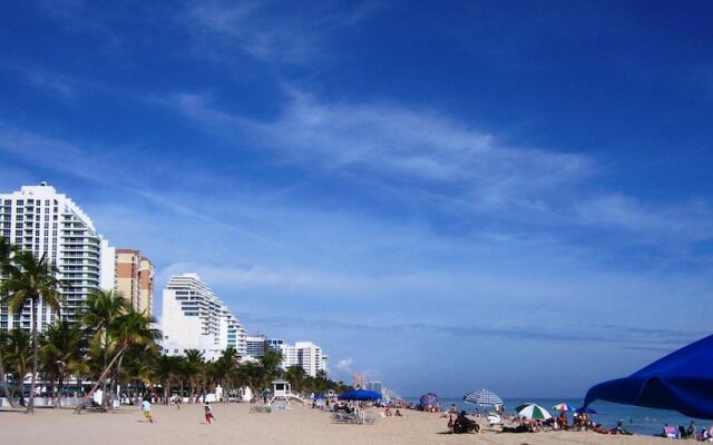 Florida Retreat with pool Sleeps 14