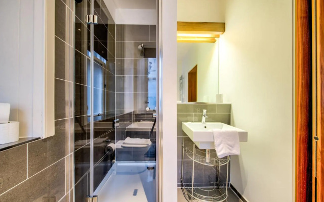 Sumptuous 2BR Apt Next To Edinburgh Castle!