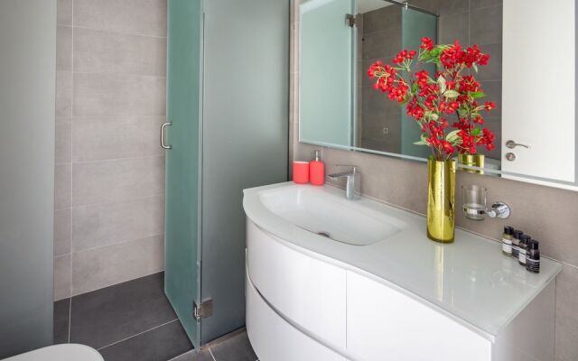 Ravishing 3BR Apartment With Amazing Marina Views