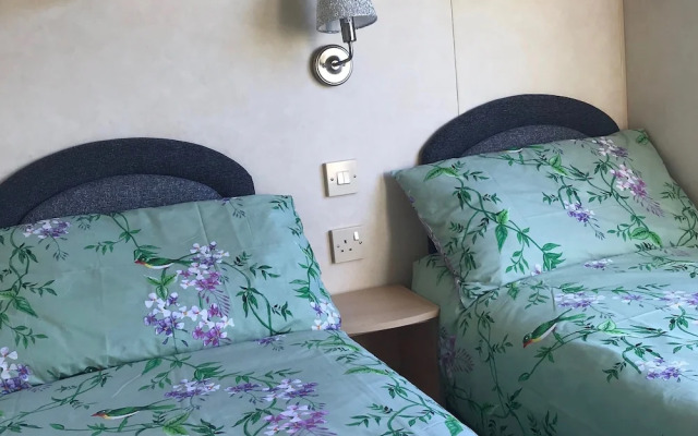 2 Bed-sleeps4-beachfront-free Parking