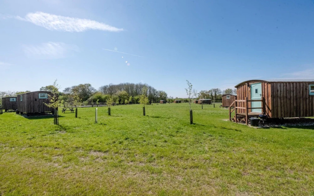 Honeysuckle Farm Hut 1 - Suffolk Farm Holidays