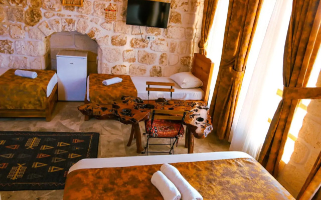 Mons Masius Hotel