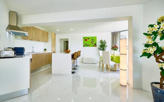 LUXURIOUS APARTMENT at VILLA NAVIN, 30's JOMTIEN BEACH