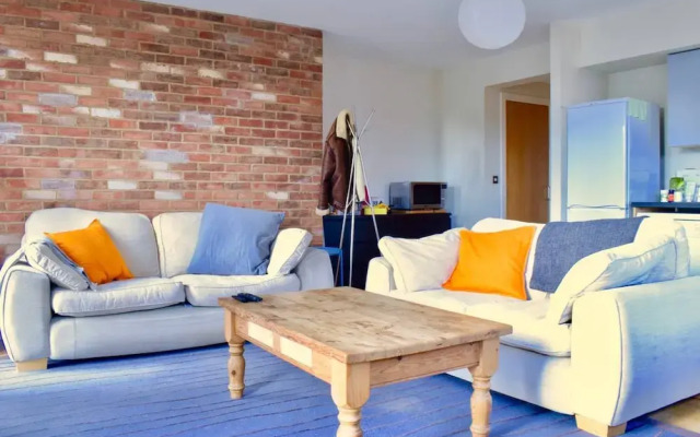 Spacious 2 Bedroom Stoke Newington Flat