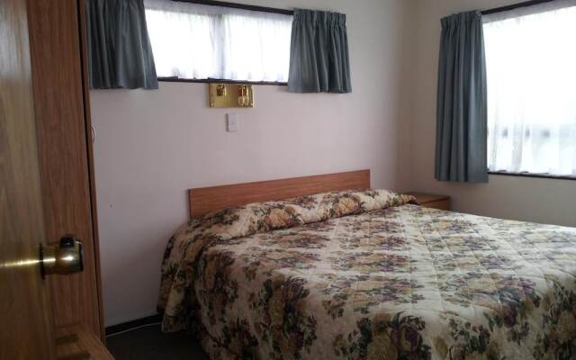 Ace High Motor Inn