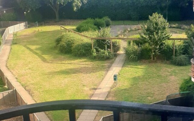 Very Conv 1-bed Apartment With Views of London