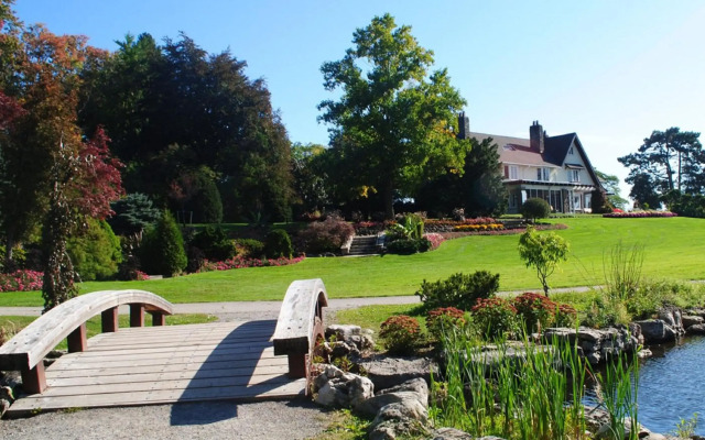 Holiday Inn Oakville Centre by IHG