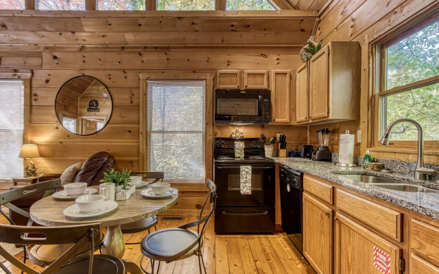 Dog Friendly Quiet Chalet Hot Tub Fireplace