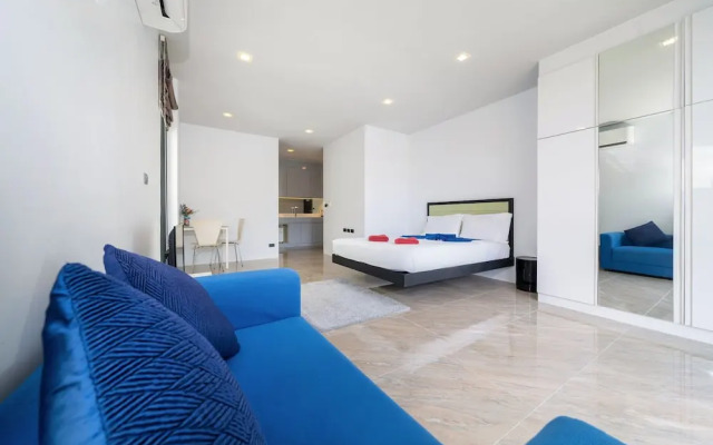 Vibrant Beach Life at Kata Villa UTK4