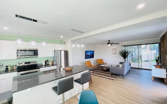 Walkable OTS Mid Century Condo-Pool