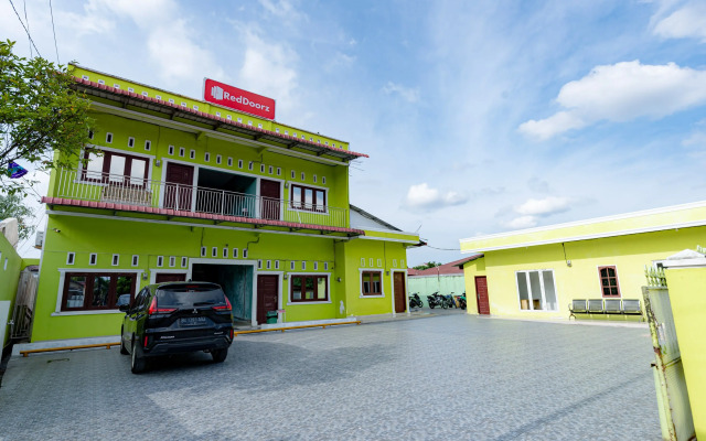 RedDoorz Syariah near UISU Medan