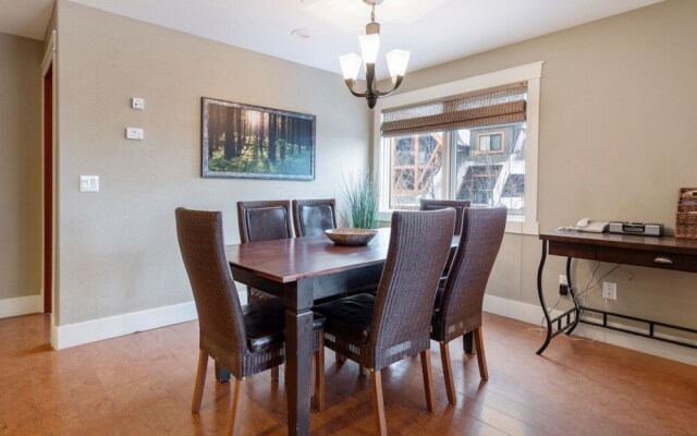 Exquisite 2BR/2BTH Luxury Condo with Mountain View