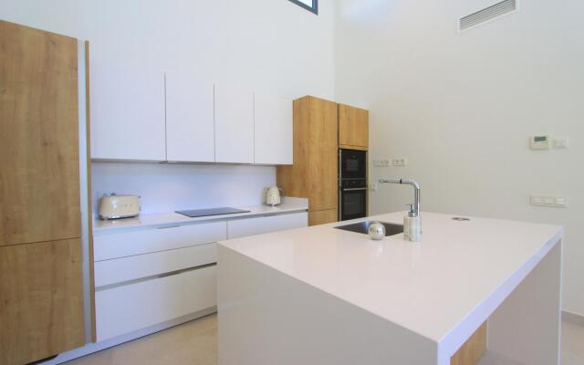 2223 - New modern Villa with Pool and Garden