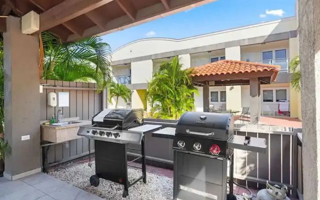 Lovely 1br1ba Condo Walk to Beach Pool BBQ