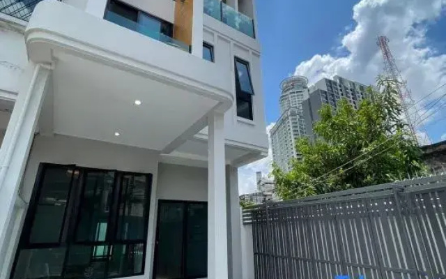 Stylish Modern Home 4Bedroom 7Bed 200m BTS PhraKhanong, 10min ThongLo