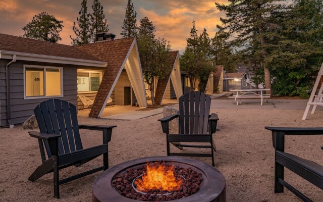 2230 - Blue Bear Lodge 6 Bedroom Hotel Room by Redawning