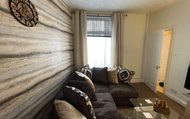 Impeccable 4-bed Home Away From Home in Swindon