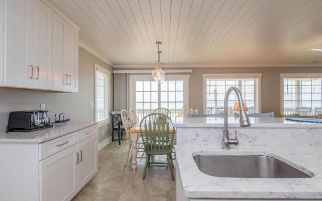 Dip Inn by Oak Island Accommodations