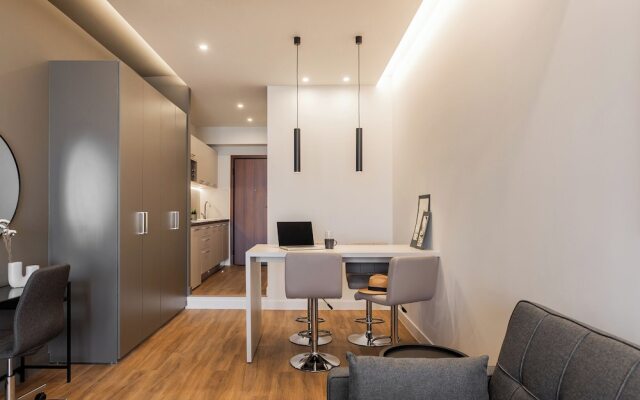 Au Piree by Calon