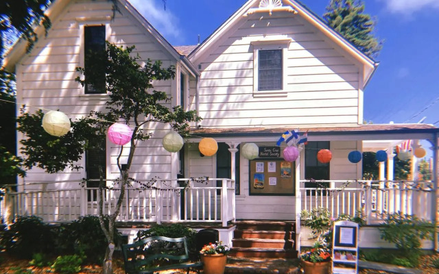 HI Santa Cruz Hostel