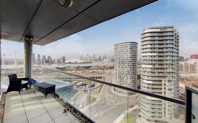 Deluxe three bedroom Apartment by London ExCeL Stays