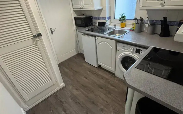 Sleek City Getaway - Walkable & Free Parking
