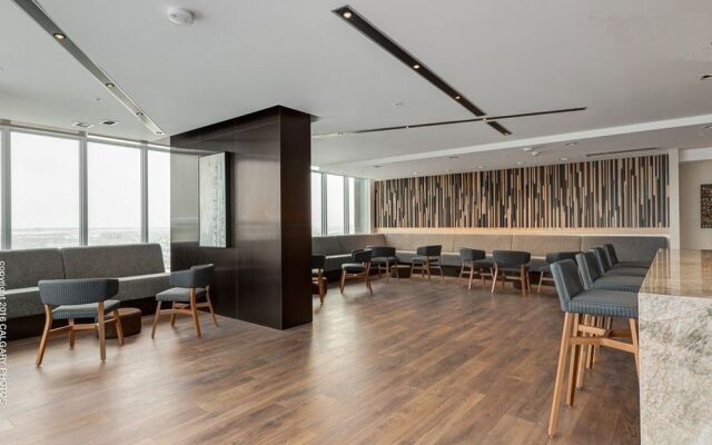 Monki Di Executive Suites - GLAS - Luxury Inner City Home 3 min to Downtown w Private Rooftop Patio Fireplace