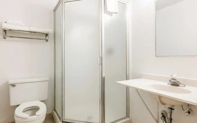 Econo Lodge I-5 at Rt. 58