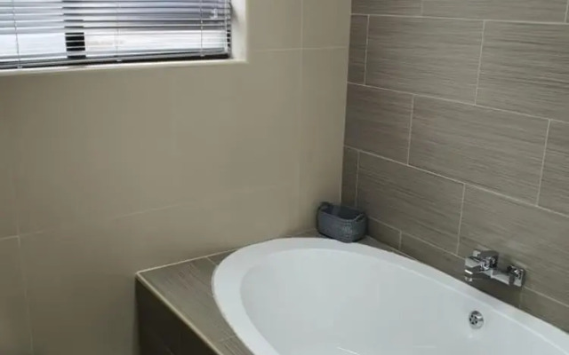 Posh 3 Bed Guesthouse in Hillside With Pool - 2039