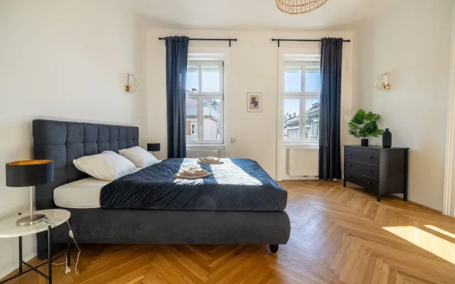 Rochus Stylish Stays