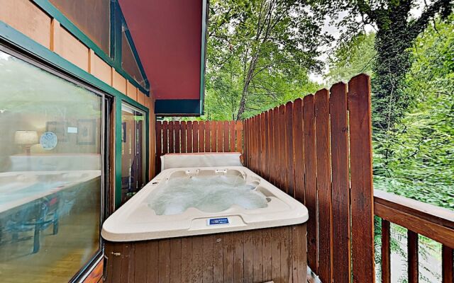 Mountain Echoes : Hot Tub & Home Theater! 2 Bedroom Cabin