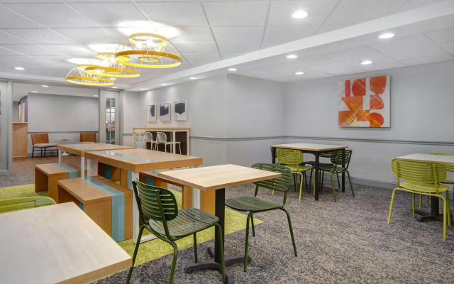 Spark by Hilton Rochester University Area