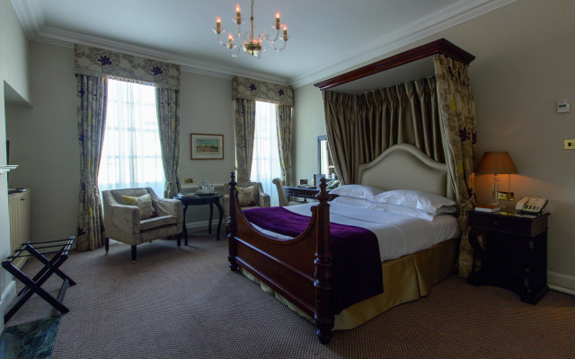 Macdonald Bear Hotel