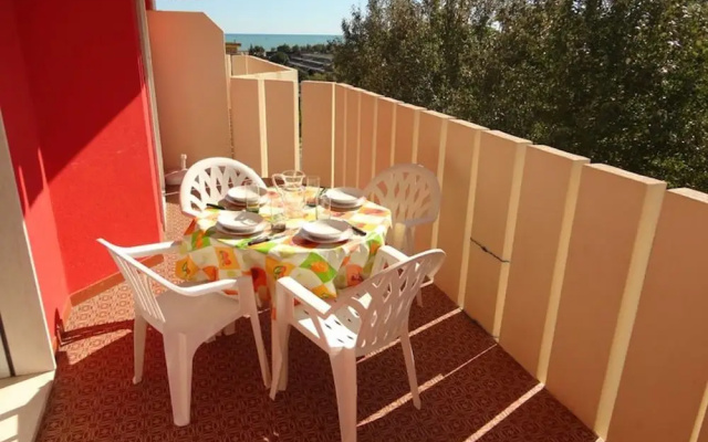 Red Flat With Shared Pool and Private Parking
