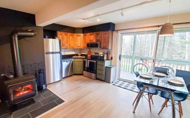 Burke Abode - Trailside Condo with King & Full Beds