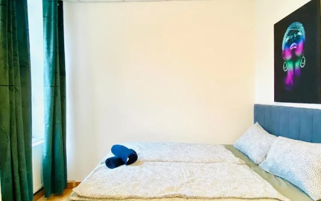 Stylish Shared 3-Bedroom Stay Near City