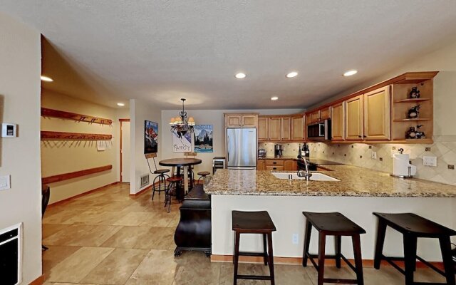 One Bedrooms At Snowbird Condos Slopeside - Free Wifi & Assigned Parking!