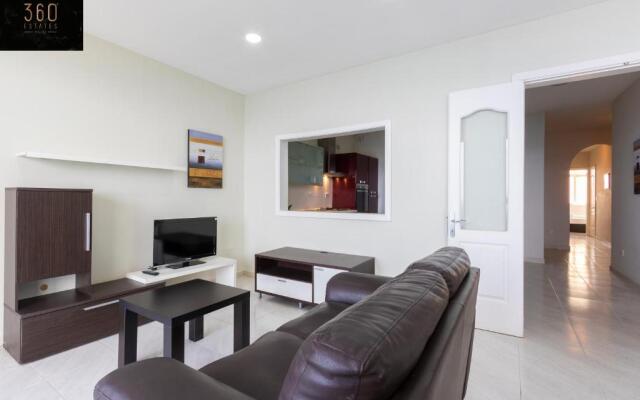 Unique Seafront 3BR, Sliema beach - AC & WiFi by 360 Estates