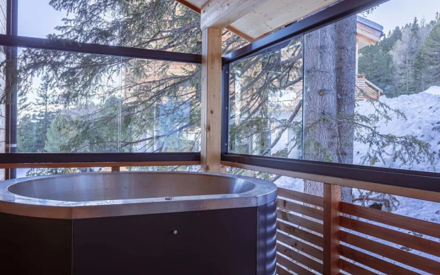 Charming Chalet With hot tub on Balcony