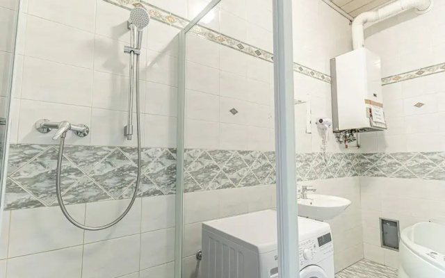 2BR Apartment Steps From AKH Center