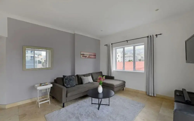 Charming 2-bed Sea Point Retreat Mountain Views