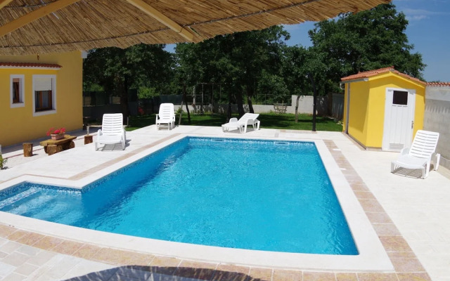 Detached House at Country Side, Fenced Private Garden Ideal for 2 Fam, Wifi