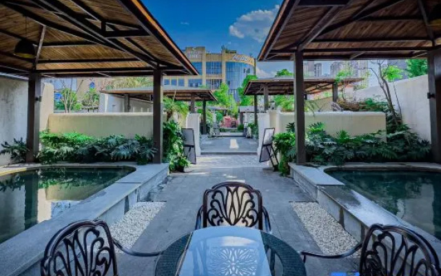 Jiulong Hot Spring Holiday Hotel