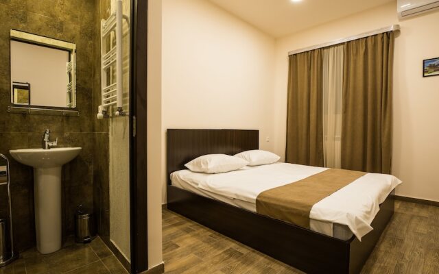 5 Rooms Mini-Hotel & Tours