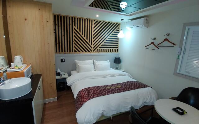 Apple Drive-in Hotel