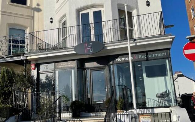 Seaview flat with balcony, spacious 2 bedroom