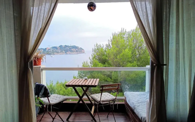 Stunning sea View and Waterfront Apartment