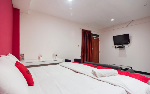RedDoorz Plus near Mall Kelapa Gading
